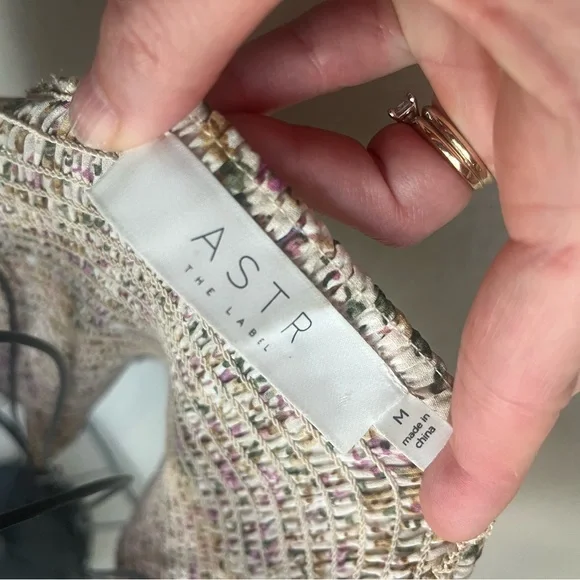 ASTR The Label Taupe Pink Floral Smocked Long Sleeve Cropped Blouse size M - Picture 3 of 6